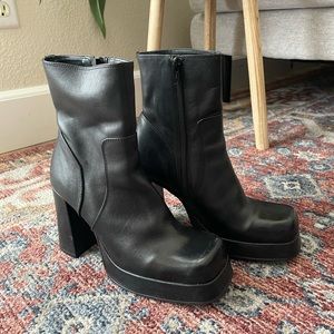 VINTAGE 90s STEVE MADDEN SHELLY PLATFORM SQUARE TOE BOOTS